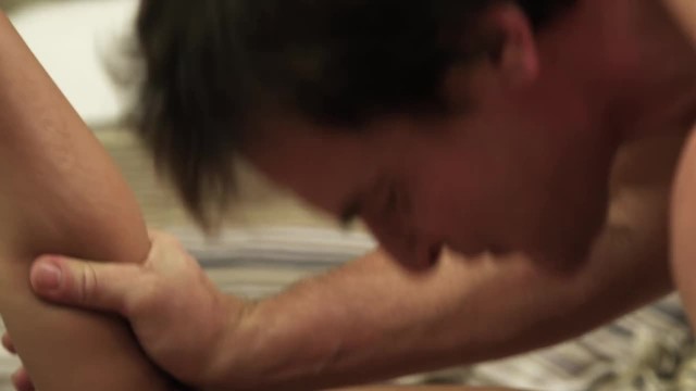 Грудастая брюнетка кончает от члена в киске - #6