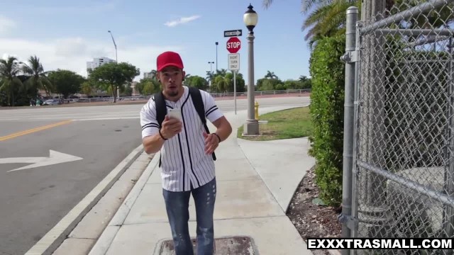 Светловолосая красотка трахнулась с курьером - #2