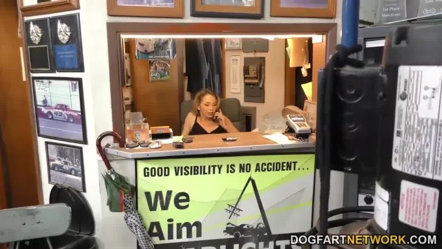 Блондинка попала в развратное логово негров - #1