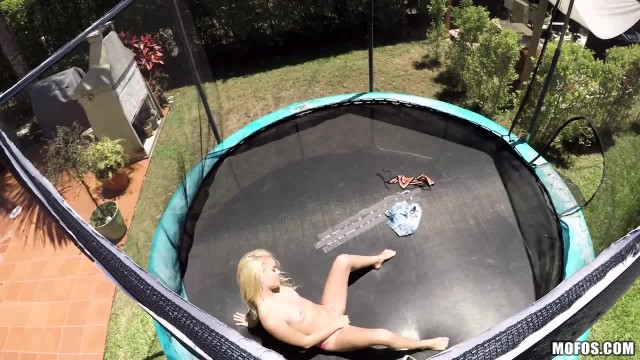 Блондинка трахается с незнакомцем на батуте - #1