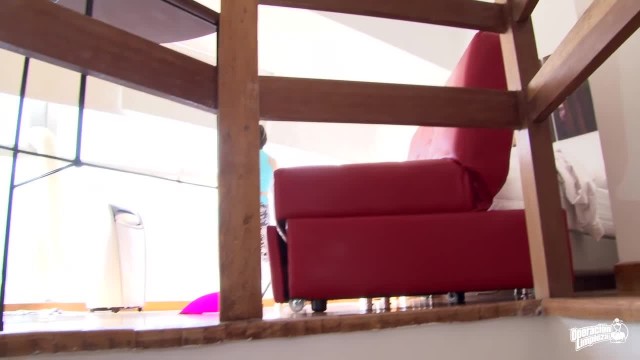 Молодая горничная раздвинула ноги - #1