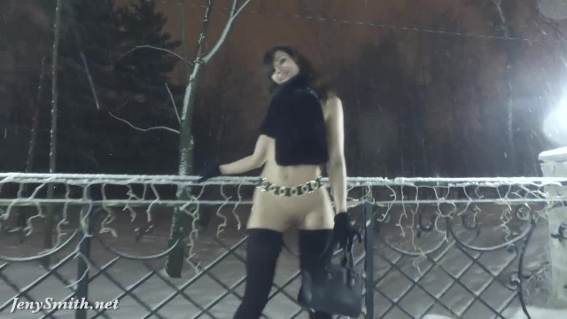 Брюнетка ходит голая по улицам - #1