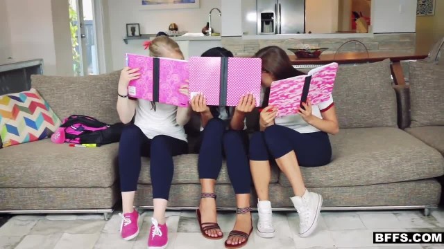 Три шлюхи по очереди прыгают на члене - #2